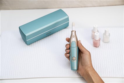 Beurer Set de Manicure et Pédicure Professionnel avec 10 Accessoires, Lumière LED et Batterie au Lithium