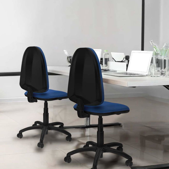 Chaise de bureau Aýna avec mécanisme de contact permanent de base, recouverte de tissu gris clair. Équipée d'une base en polyamide noir, sans accoudoirs et avec roulettes pour parquet.