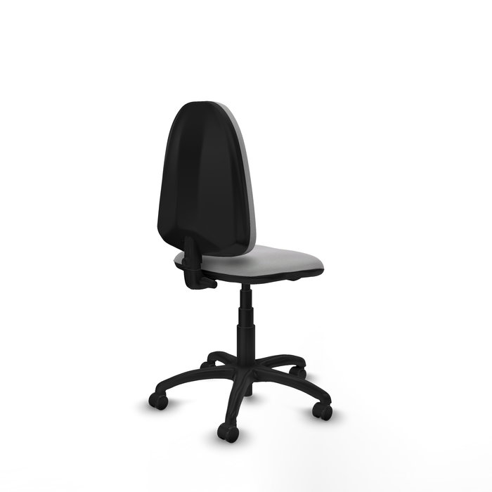 Chaise de bureau Aýna avec mécanisme de contact permanent de base, recouverte de tissu gris clair. Équipée d'une base en polyamide noir, sans accoudoirs et avec roulettes pour parquet.