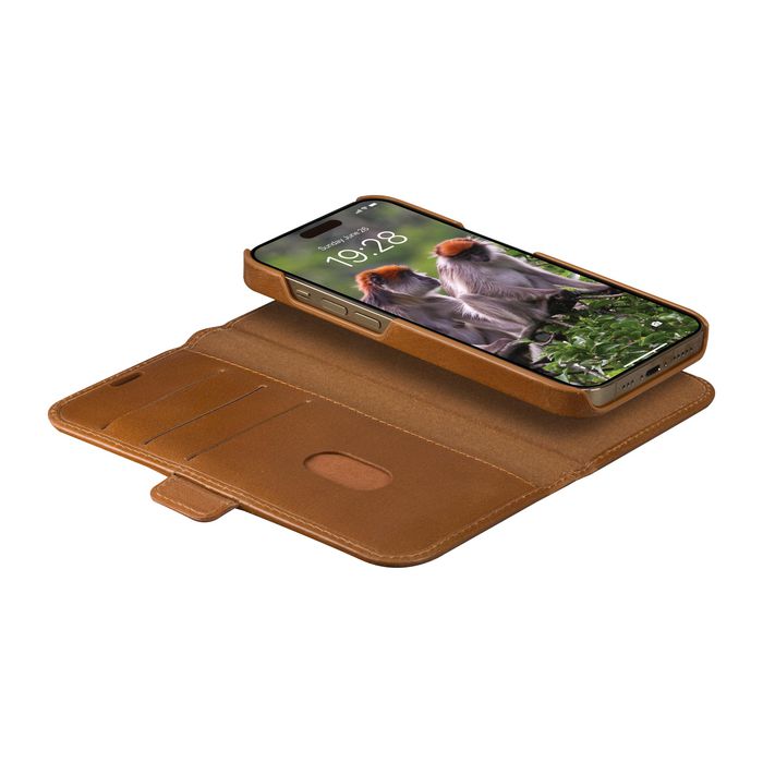 dbramante1928 Lynge Étui Portefeuille 2-en-1 en Cuir Pleine Fleur avec Coque Amovible et Protection RFID, Compatible Chargement Sans Fil pour iPhone 15 Pro, Tan