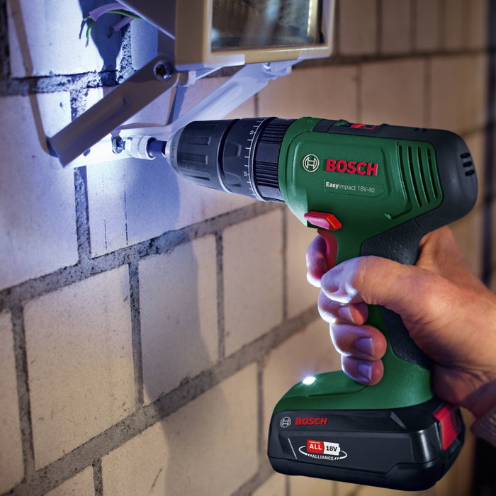 Bosch EasyImpact 18V-40 perceuse-visseuse à percussion avec 2 batteries 2,0 Ah et mallette Bosch EasyImpact 18V-40 perceuse-visseuse à percussion avec 2 batteries 2,0 Ah et mallette