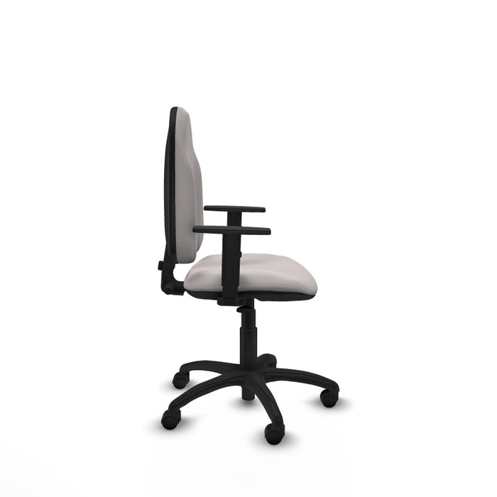 Chaise de bureau Algarra avec mécanisme de contact permanent de base, revêtue de simili cuir blanc. Équipée d'une base en polyamide noir, d'accoudoirs 1D et de roulettes en nylon de 50 mm Chaise de bureau Algarra avec mécanisme de contact permanent de base, revêtue de simili cuir blanc. Équipée d'une base en polyamide noir, d'accoudoirs 1D et de roulettes en nylon de 50 mm