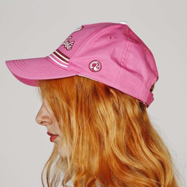 Karactermania - Gorra Infantil Barbie Varsity - Casquette Enfant Barbie - Coupe-Vent - Taille Unique (14 x 20 x 25 cm) Karactermania - Gorra Infantil Barbie Varsity - Casquette Enfant Barbie - Coupe-Vent - Taille Unique (14 x 20 x 25 cm)