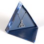 THE CARAT SHOP Colgante Reliquias de la Muerte Harry Potter - Collier à Médaillon Rotatif - 60 cm - Alliage de Zinc