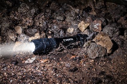 Varta 18714101421 F30 Pro Lanterne Indestructible 6xAA - Résistante aux Chocs, Waterproof, Haute Puissance Lumineuse