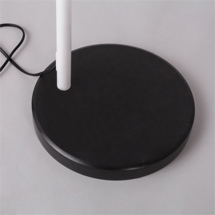 Singaraja Lampadaire en Acier et Bambou Singaraja Lampadaire en Acier et Bambou