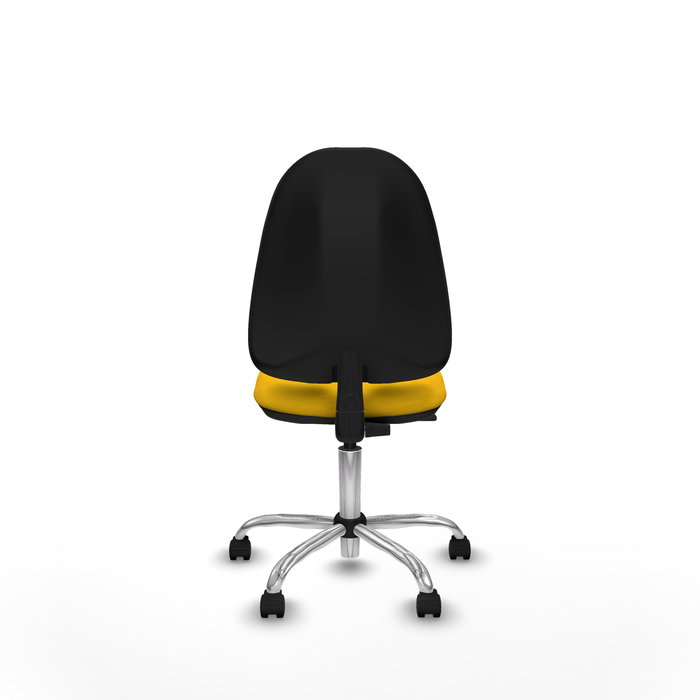 Chaise de bureau Algarra avec mécanisme de contact permanent de base, recouverte de tissu jaune. Équipée d'une base chromée, sans accoudoirs et de roulettes en nylon de 50 mm.