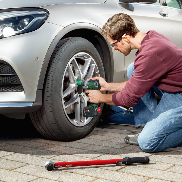 Bosch UniversalImpactDrive 18V-350 sans batterie ni chargeur avec jeu de douilles