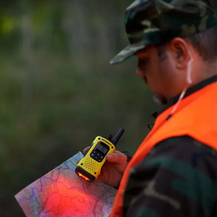 Motorola TLKR T92 H2O - Radio portable PMR - 10 km de portée - 8 canaux - Résistante à l'eau - Pour activités extérieures Motorola TLKR T92 H2O - Radio portable PMR - 10 km de portée - 8 canaux - Résistante à l'eau - Pour activités extérieures