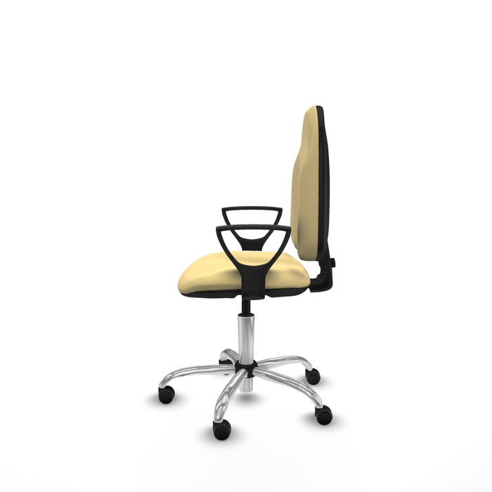 Chaise de bureau Algarra avec mécanisme de contact permanent de base, revêtue de similicuir couleur crème. Équipée d'un piètement chromé, d'accoudoirs fixes et de roulettes à freinage automatique