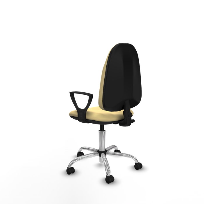 Chaise de bureau Algarra avec mécanisme de contact permanent de base, revêtue de similicuir couleur crème. Équipée d'un piètement chromé, d'accoudoirs fixes et de roulettes à freinage automatique