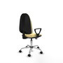 Chaise de bureau Algarra avec mécanisme de contact permanent de base, revêtue de similicuir couleur crème. Équipée d'un piètement chromé, d'accoudoirs fixes et de roulettes à freinage automatique