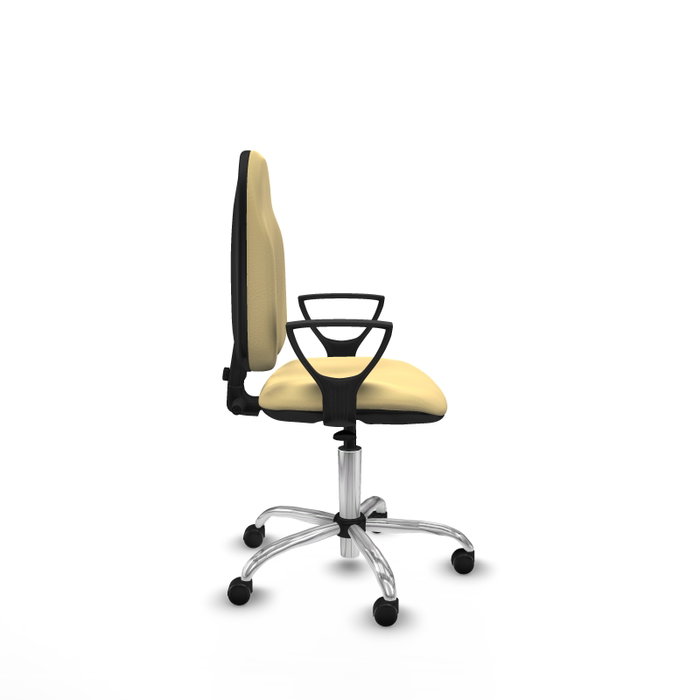 Chaise de bureau Algarra avec mécanisme de contact permanent de base, revêtue de similicuir couleur crème. Équipée d'un piètement chromé, d'accoudoirs fixes et de roulettes à freinage automatique