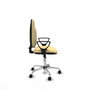 Chaise de bureau Algarra avec mécanisme de contact permanent de base, revêtue de similicuir couleur crème. Équipée d'un piètement chromé, d'accoudoirs fixes et de roulettes à freinage automatique