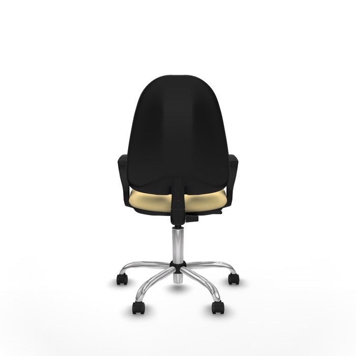 Chaise de bureau Algarra avec mécanisme de contact permanent de base, revêtue de similicuir couleur crème. Équipée d'un piètement chromé, d'accoudoirs fixes et de roulettes à freinage automatique