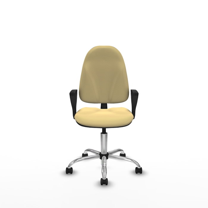 Chaise de bureau Algarra avec mécanisme de contact permanent de base, revêtue de similicuir couleur crème. Équipée d'un piètement chromé, d'accoudoirs fixes et de roulettes à freinage automatique