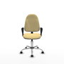 Chaise de bureau Algarra avec mécanisme de contact permanent de base, revêtue de similicuir couleur crème. Équipée d'un piètement chromé, d'accoudoirs fixes et de roulettes à freinage automatique
