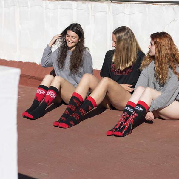 Stranger Things Chaussettes Taille Unique (35-41) et (40-46) - Cerdá - Noire - 86% Coton 12% Polyamide 2% Élasthanne