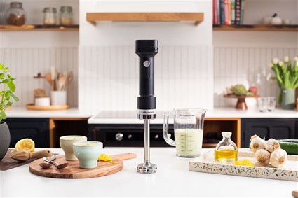 Kitchenaid 5KHBRV75BM Batteur à main sans fil compact avec batterie rechargeable 12V noir mat - inclut fouet, picador et bol sans BPA 1L