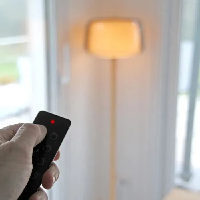 Dio Connected Home Prise connectée avec mesure de puissance et télécommande 3 canaux + 1 groupe DIO5411478549918