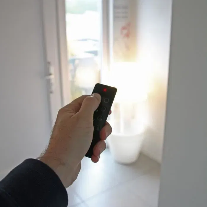 Dio Connected Home Prise connectée avec mesure de puissance et télécommande 3 canaux + 1 groupe DIO5411478549918