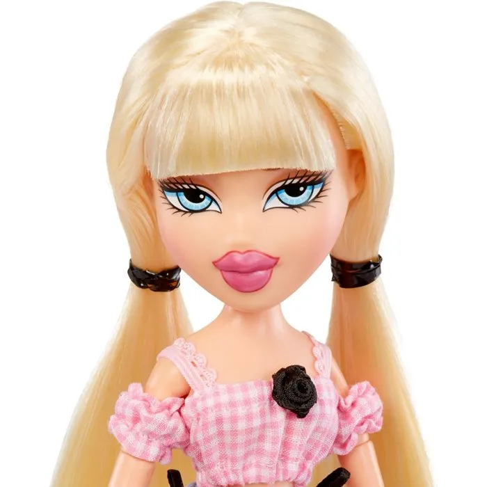 Bratz - Poupée Mannequin Cloé Goin' Out à Collectionner avec Tenue, Sac à Main et Lunettes de Soleil - À partir de 6 ans