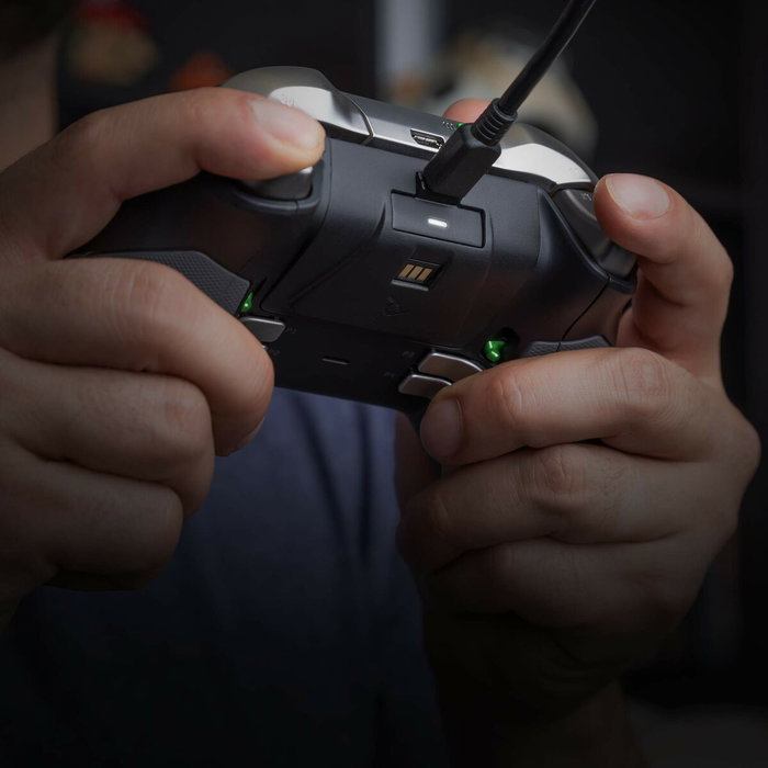 PDP Kit Play & Charge pour manettes Xbox One et Series X|S - Noir PDP Kit Play & Charge pour manettes Xbox One et Series X|S - Noir