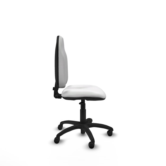 Chaise de bureau Algarra avec mécanisme de contact permanent de base, recouverte de tissu blanc. Équipée d'une base en polyamide noir, sans accoudoirs et avec roulettes pour parquet.