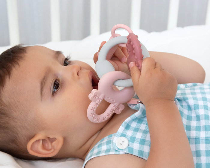 KioKids - Mordedor Llavero de Silicona pour Bébé - Jouet de Dentition Rose et Gris - Soulage les Gencives, Différentes Textures, 100% Silicone Sans BPA - À partir de 3 Mois KioKids - Mordedor Llavero de Silicona pour Bébé - Jouet de Dentition Rose et Gris - Soulage les Gencives, Différentes Textures, 100% Silicone Sans BPA - À partir de 3 Mois