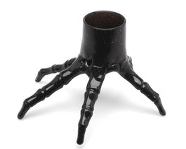 Coupe décorative noire 11x15cm avec base en forme de main squelettique