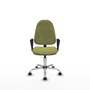 Chaise de bureau Algarra avec mécanisme de contact permanent de base, recouverte de tissu vert olive. Équipée d'une base chromée, d'accoudoirs fixes et de roulettes pour parquet.