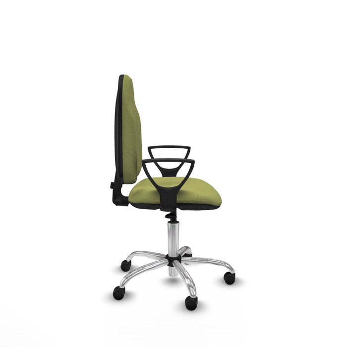 Chaise de bureau Algarra avec mécanisme de contact permanent de base, recouverte de tissu vert olive. Équipée d'une base chromée, d'accoudoirs fixes et de roulettes pour parquet.