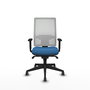 Chaise de bureau Horna avec mécanisme Sincro, revêtue de similicuir bleu clair et de maille blanche. Équipée d'un soutien lombaire 1D, d'accoudoirs 1D et de roulettes de 65 mm pour parquet