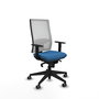 Chaise de bureau Horna avec mécanisme Sincro, revêtue de similicuir bleu clair et de maille blanche. Équipée d'un soutien lombaire 1D, d'accoudoirs 1D et de roulettes de 65 mm pour parquet