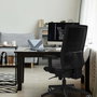 Chaise de bureau Horna avec mécanisme Sincro, revêtue de similicuir bleu clair et de maille blanche. Équipée d'un soutien lombaire 1D, d'accoudoirs 1D et de roulettes de 65 mm pour parquet