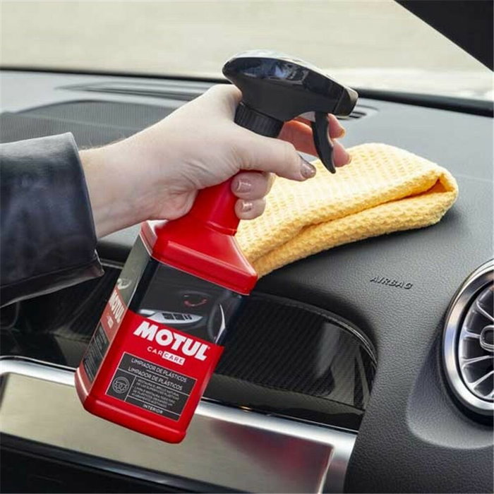 MOTUL Nettoyant Plastiques MTL110156 - Raviveur de Surfaces Plastiques - Flacon avec Pulvérisateur - 500ml