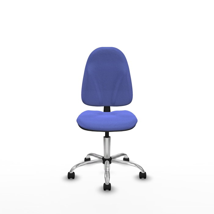 Chaise de bureau Algarra avec mécanisme Contact permanent de base, rembourrée de tissu bleu clair. Équipée d'une base chromée, sans accoudoirs et de roulettes en nylon de 50 mm.