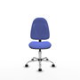 Chaise de bureau Algarra avec mécanisme Contact permanent de base, rembourrée de tissu bleu clair. Équipée d'une base chromée, sans accoudoirs et de roulettes en nylon de 50 mm.
