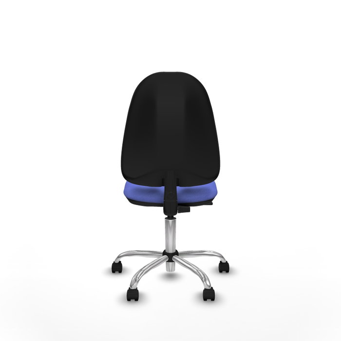 Chaise de bureau Algarra avec mécanisme Contact permanent de base, rembourrée de tissu bleu clair. Équipée d'une base chromée, sans accoudoirs et de roulettes en nylon de 50 mm.