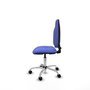 Chaise de bureau Algarra avec mécanisme Contact permanent de base, rembourrée de tissu bleu clair. Équipée d'une base chromée, sans accoudoirs et de roulettes en nylon de 50 mm.
