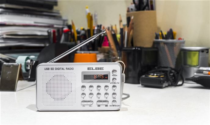 Elbe RF-49-USB Radio numérique FM avec lecteur MP3 et USB, batterie rechargeable Elbe RF-49-USB Radio numérique FM avec lecteur MP3 et USB, batterie rechargeable