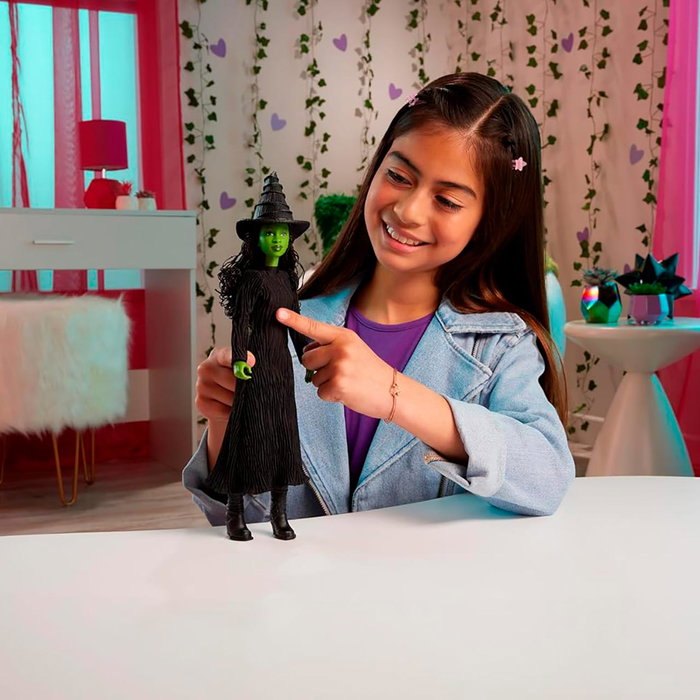 Mattel - Poupée Chanteuse Elphaba Wicked, Inspirée du Film, Chante 'Defying Gravity', 15 Secondes de Musique, Robe Interchangeable, Peau Verte, Cheveux Noirs Tressés, Jouet +4 Ans