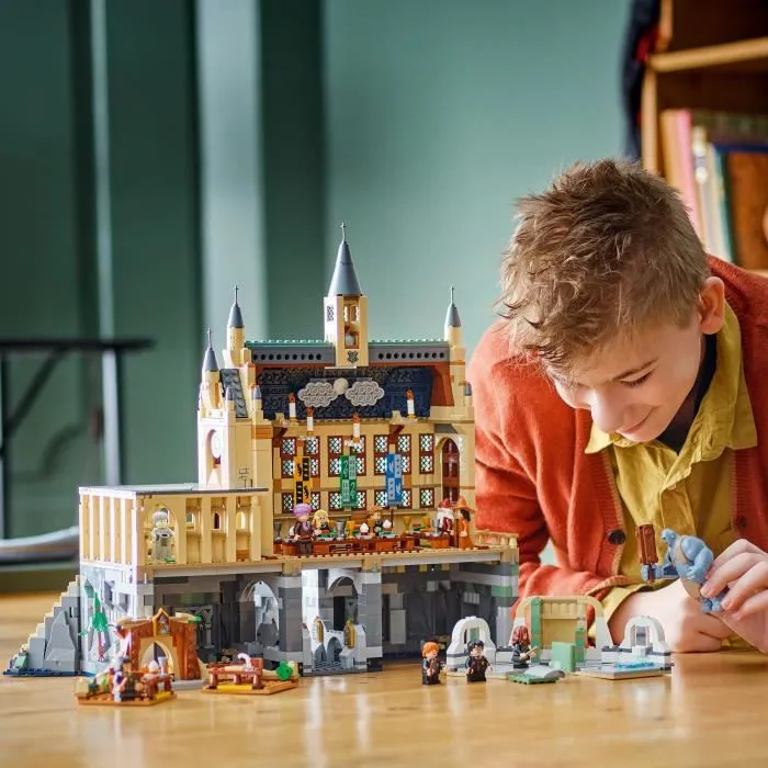 LEGO Harry Potter 76435 - Le château de Poudlard : la grande salle, set à collectionner avec 11 minifigurines et 1732 pièces