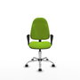 Chaise de bureau Algarra avec mécanisme de contact permanent de base, rembourrée en simili cuir couleur pistache. Équipée d'une base chromée, d'accoudoirs fixes et de roulettes pour parquet
