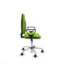 Chaise de bureau Algarra avec mécanisme de contact permanent de base, rembourrée en simili cuir couleur pistache. Équipée d'une base chromée, d'accoudoirs fixes et de roulettes pour parquet