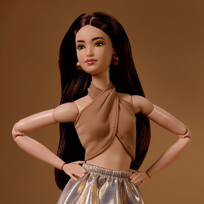 Barbie Signature Basics 06 - Poupée Collector avec Vêtements Neutres - Top Halter, Jupe Midi Dorée et Sandales à Plateforme - Cheveux Bruns Ondulés - +6 ans