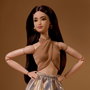 Barbie Signature Basics 06 - Poupée Collector avec Vêtements Neutres - Top Halter, Jupe Midi Dorée et Sandales à Plateforme - Cheveux Bruns Ondulés - +6 ans