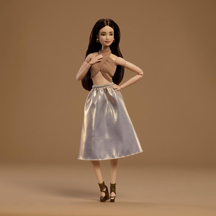 Barbie Signature Basics 06 - Poupée Collector avec Vêtements Neutres - Top Halter, Jupe Midi Dorée et Sandales à Plateforme - Cheveux Bruns Ondulés - +6 ans