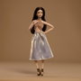 Barbie Signature Basics 06 - Poupée Collector avec Vêtements Neutres - Top Halter, Jupe Midi Dorée et Sandales à Plateforme - Cheveux Bruns Ondulés - +6 ans