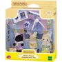 Sylvanian Families 5750 - Trio de bébés Pyjama Party avec Chat Magicien, Mouton et Lapin Crème, vêtements amovibles et accessoires